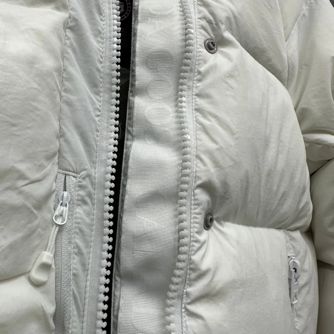 P780 𝗖𝗔𝗡𝗔𝗗𝗔 𝗚𝗢𝗢𝗦𝗘/Canada Goose capsule series macaron white label down jacket Fabric: Made of soft EnduraLuxe fabric imported from DuPont, CORDURA, USA, which enhances the durability of easy-to-wear parts, is lightweight and durable; the liner is made of 400T anti-velvet gallbladder, which is comfortable, soft and non-velvet. Hat: It has a detachable hood, which can be adjusted in two directions, and is also filled with down, which brings greater softness and wrapping around the head and neck, and is full of warmth. This parka has white trim at the back and around the hood, and the hood hardware is all original and custom-made to match the soft color of the fabric. Goose logo: The official website’s new series of large goose logos made of silicone, non-embroidered logos. Length: Fit hip-length. Accessories: The chest chain and pocket chain are all customized by YKK zipper company, and the zippers are consistent with the original color of the clothes; the zipper placket and inner straps are customized with the original Canada Goose logo; the cuffs are made of cashmere ribbing to increase comfort and lock in heat. Pockets: 3 exterior pockets: Fleece-lined hand-warmer pockets with two-way zipper closure for easy access. Security pocket with zipper closure under fly; 2 interior pockets: drop-in pocket Colors: Melt Blue, Moonlight Lime, Soft Pink, Beichen White Sizes: 𝗫𝗦-𝗦-𝗠